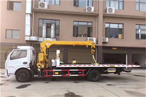 中沙群岛附近汽车轮胎更换